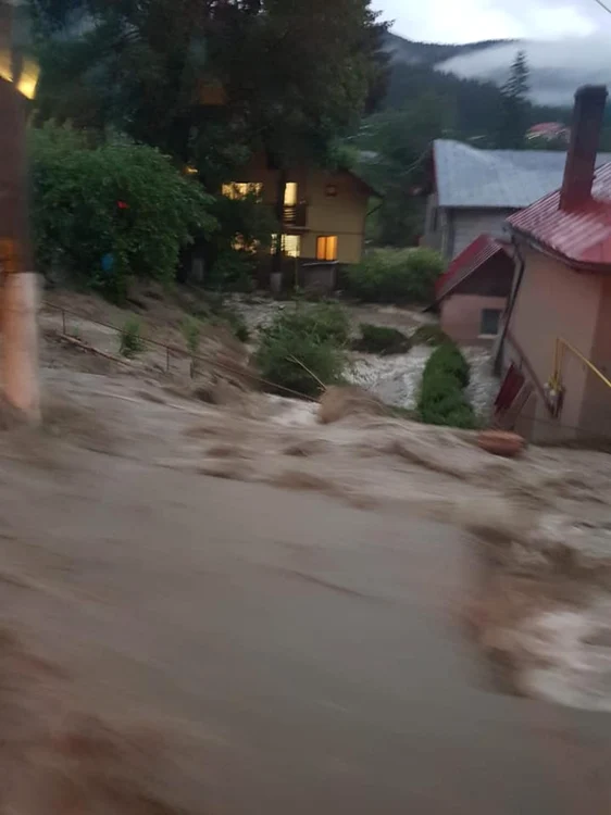 O furtună puternică a produs pagube la Buşteni FOTO Salvamont