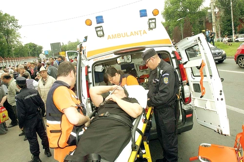 Până la sosirea echipajului de la Ambulanţă, voluntarii acordă primul ajutor