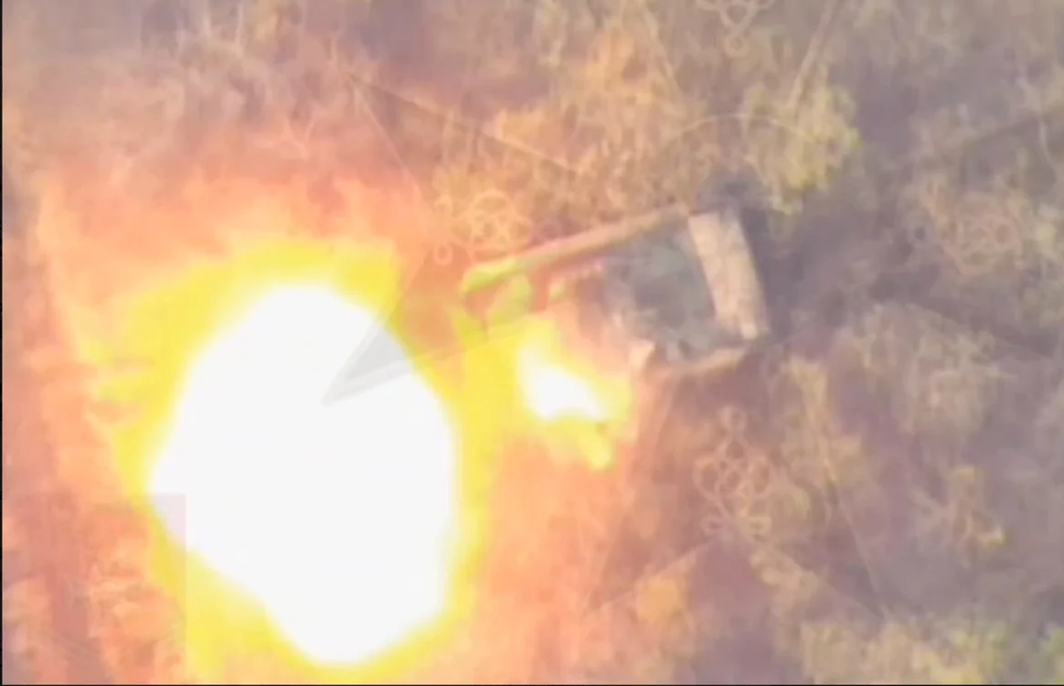 Dronă Lancet lovind un vehicul blindat Bradley FOTO Telegram via Business Insider
