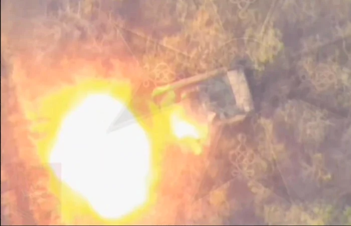 Dronă Lancet lovind un vehicul blindat Bradley FOTO Telegram via Business Insider