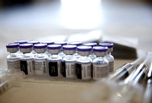 Franţa tergiversează o comandă a Uniunii Europene pentru achiziţionarea a 1,8 miliarde de doze de vaccin foto: AFP