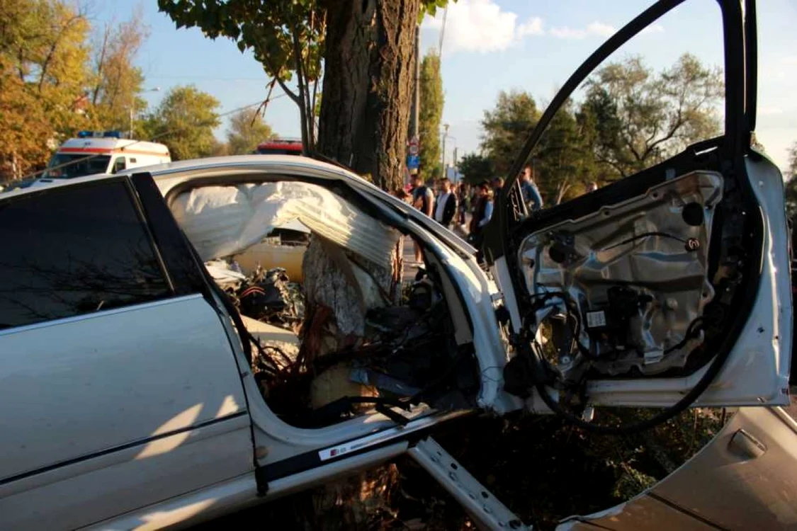 Maşina în care se afla poliţistul a intrat într-un copac                                                          FOTO: Arhivă
