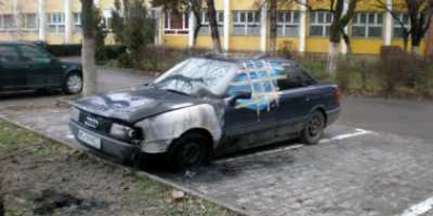 Târgu Mureş: Maşină incendiată intenţionat