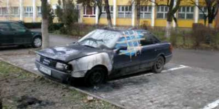 Târgu Mureş: Maşină incendiată intenţionat