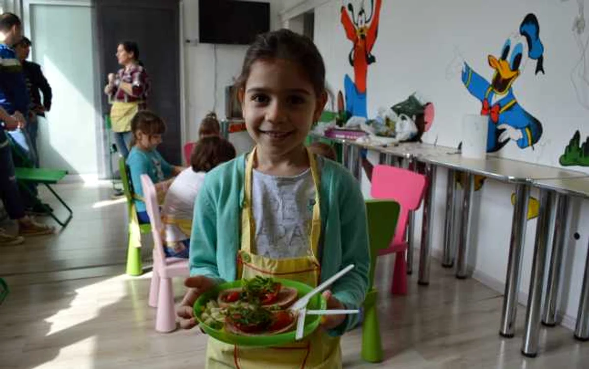 Chiar şi cei mici pot fi cooptaţi în realizarea gustărilor pentru la şcoală FOTO Dana Mihai