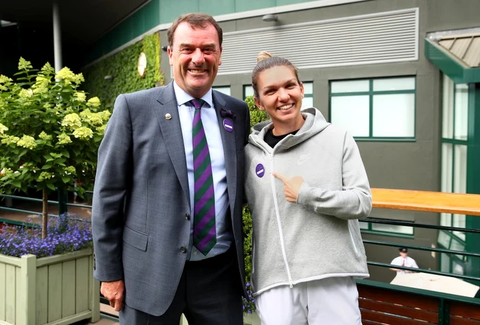 
    Șeful AELTC, Philip Brook, i-a oferit insigna de membru All England Club Simonei HalepFoto: Guliver / GettyImages  