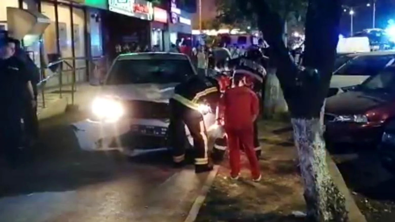 Din dinamica accidentului, mașina a ricoșat pe trotuarFoto: digi24.ro