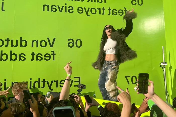 Charli XCX la o adunare cu publicul