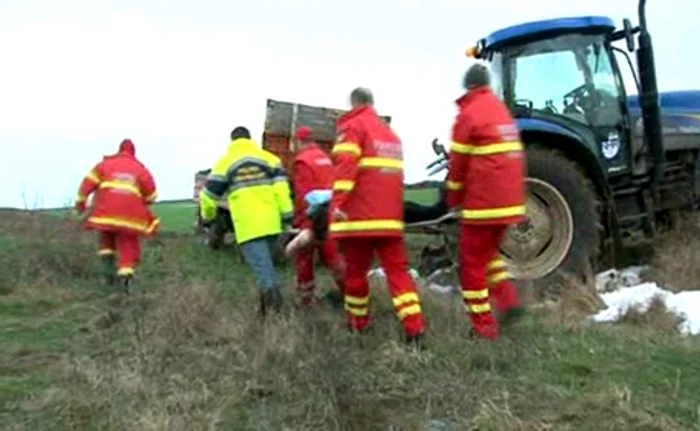 Tractorul se afla staţionat pe marginea drumului nesemnalizat (Arhiva Adevărul)