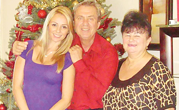 
    Catrinel Sandu şi părinţii ei, în vremurile bune  