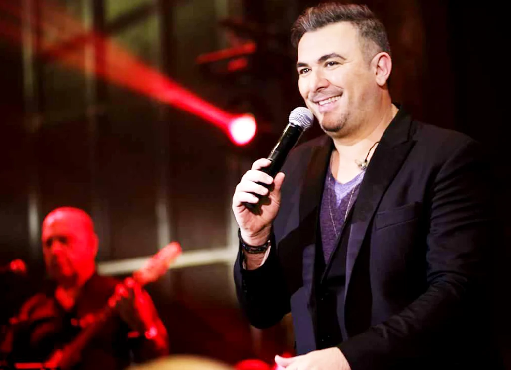 Antonis Remos este unul dintre cei mai populari artiști eleni și face parte din juriul emisiunii „Vocea Greciei”