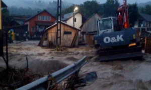 Puhoiele de apă s au revărsat peste gospodăriile oamenilor jpeg