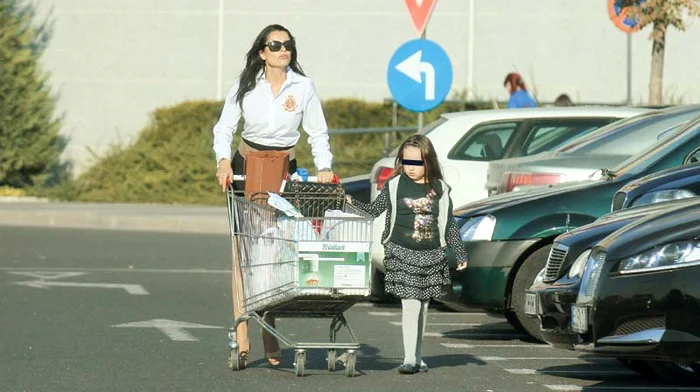 
    Brigitte a mers cu Sara la DIICOT ca fetiţa să-şi vadă tatăl,  de care-i era foarte dor   