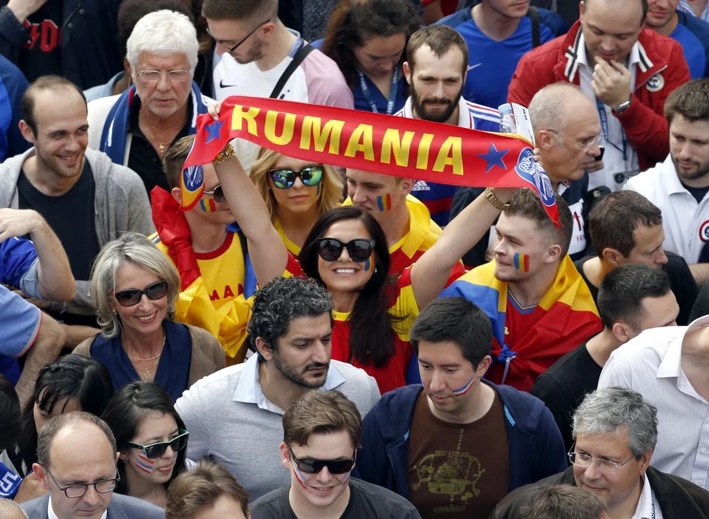 
    Fanii români, așteptând la filtrele de securitate să intre în stadionSursă: AP  