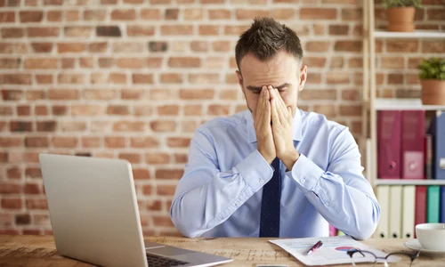 Munca la birou  Foto Freepik jpg