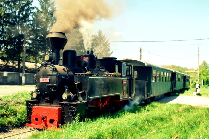 Singura locomotivă de epoca pusă în funcţiune în judeţul Hunedoara, leagă municipiul Brad de Crişcior. FOTO: G. Hocevar.