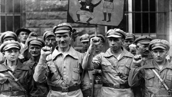 Pumnul ridicat, un simbol al luptătorilor Frontului Roșu, asociația de apărare comunistă (1928)
