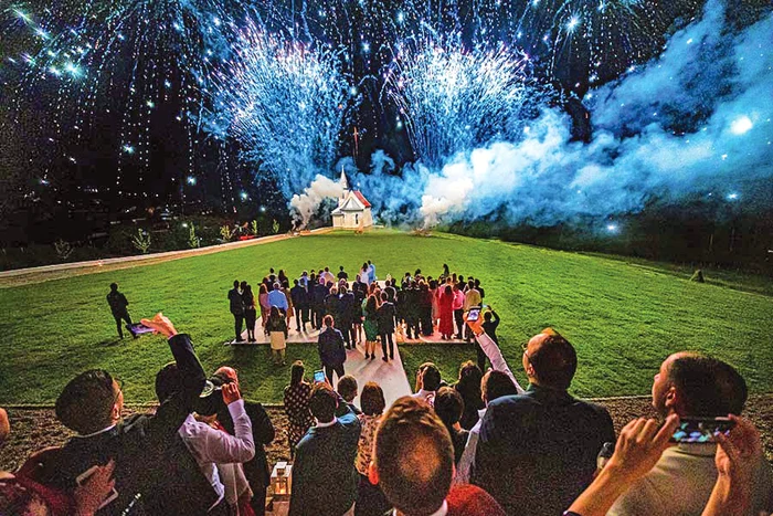 
    Acestea sunt doar  câteva dintre miile  de fotografii de nuntă  pe care le-au făcut  