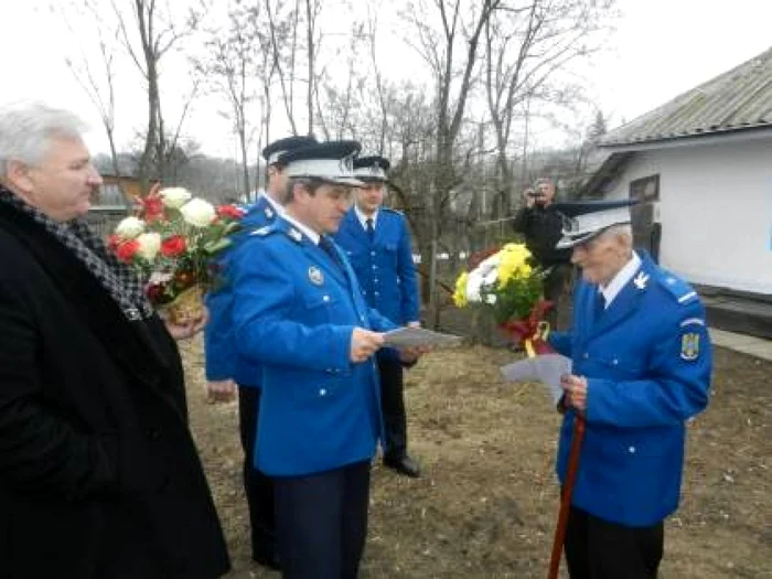 Mos Gheorghe Sincoviti a fost felicitat de jandarmi FOTO IJJ