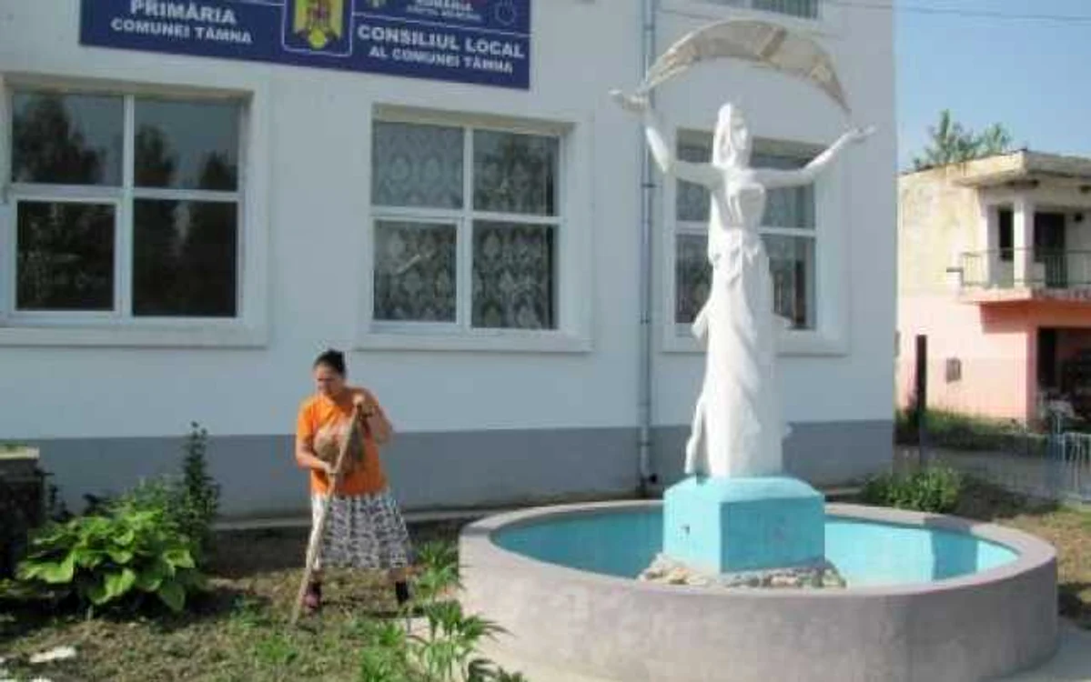 Fântâna- mireasă din faţa Primăriei Tâmna 