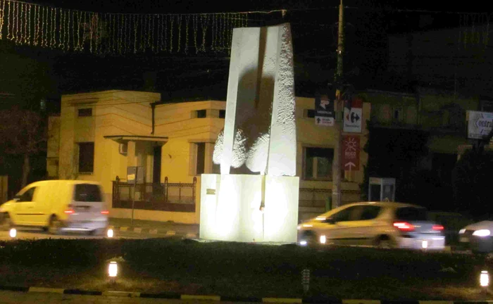 Consilierul Stan are biroul în apropierea sculpturii de la Teatru