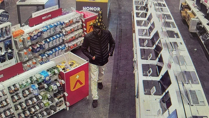 Un hoț deghizat de Halloween a furat un laptop de 10.700 de lei dintr-un magazin. Polițiștii l-au prins la scurt timp