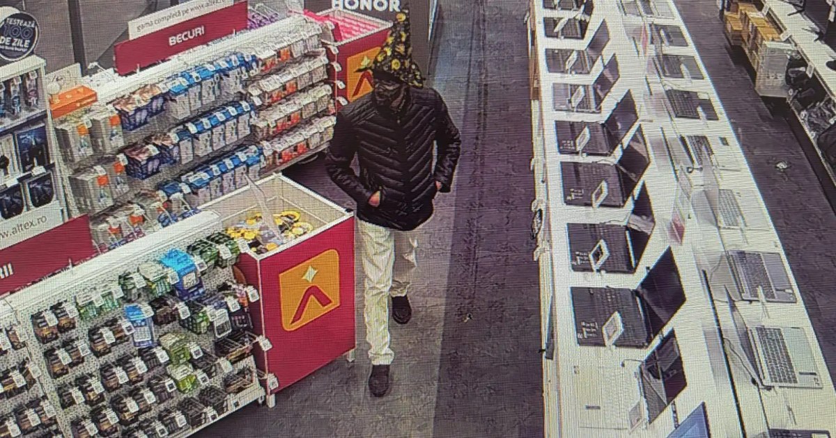 Hoț îmbrăcat în costum de Halloween fură laptop de 10.700 lei din magazin.