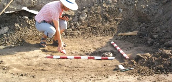 Lângă drum au fost găsite ziduri romane