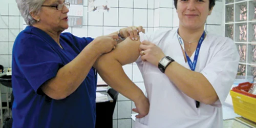 Cadrele medicale şi-au luat inima-n dinţi şi s-au vaccinat