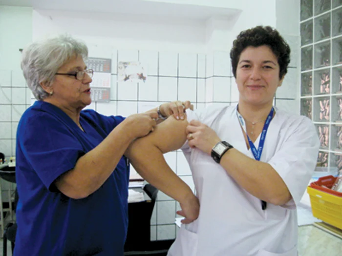 Cadrele medicale şi-au luat inima-n dinţi şi s-au vaccinat