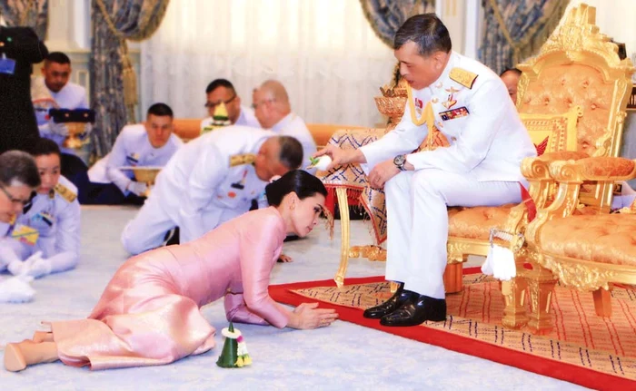 
    1 mai 2019. Regele Thailandei se căsătoreşte cu fosta stewardesă Suthida în cadrul unei ceremonii somptuoaseFoto: EPA  