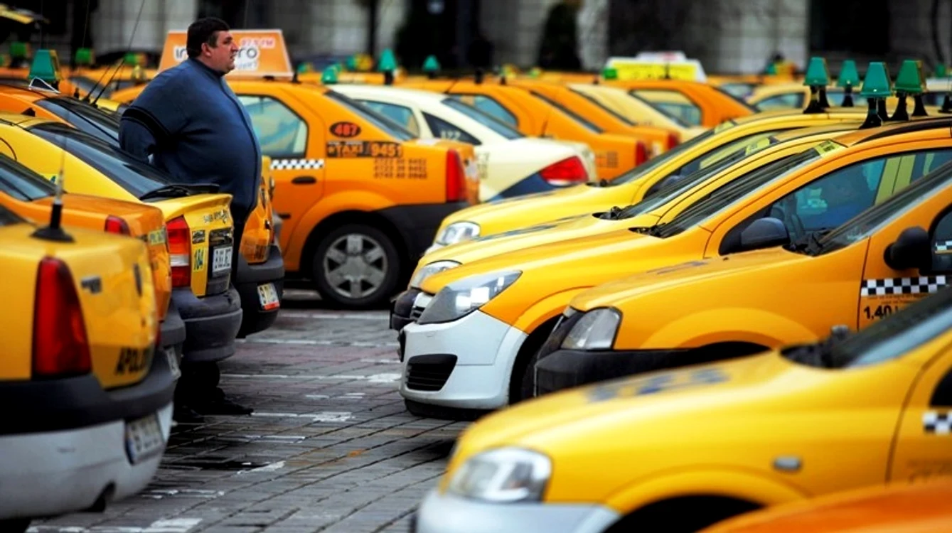 
    Taximetriștii au ocupat Piața Constituției pentru a cere reguli dure împotriva șoferilor care transportă persoane prin intermediul platformelor de ride-sharing  
