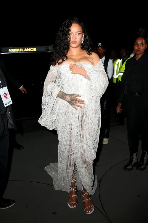 Rihanna, într-o ținută de la Alaïa (Foto: Profimedia)