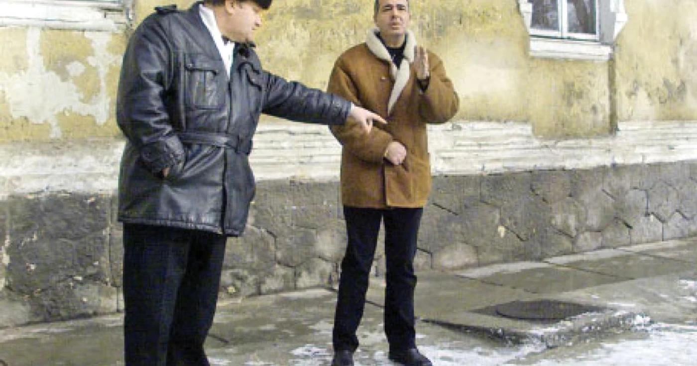 Plutonierul Dorin Cârlan (stânga) şi sergentul major Octavian Gheorghiu arată locul de unde au tras  