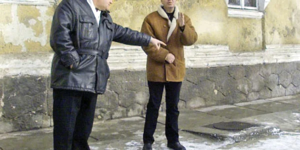 Plutonierul Dorin Cârlan (stânga) şi sergentul major Octavian Gheorghiu arată locul de unde au tras