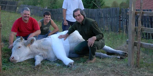 Doctorul Dulgheru (cu plete), alături de Narcisa şi proprietarii ei