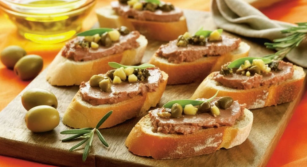 Crostini cu pate de ficat și capere