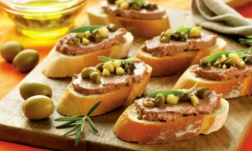 crostini cu pate de ficat si capere jpg