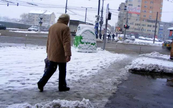 Timişorenii înfruntă în acest weekend a doua zăpadă a iernii. FOTO: Vali Silaghi