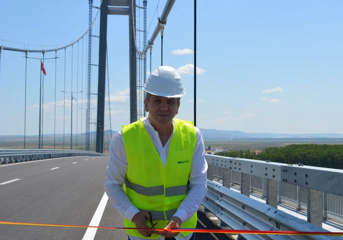 Costel Pătrășcan a tăiat panglica la podul peste Dunăre FOTO: Arhivă Personală