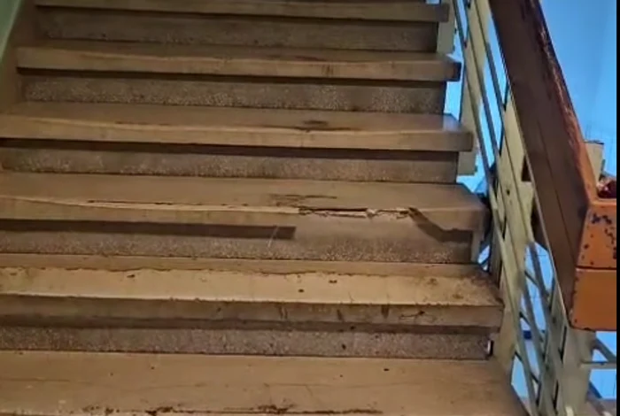 Bărbatul a murit după ce a căzut pe scări și a dat cu capul de beton FOTO Captură video
