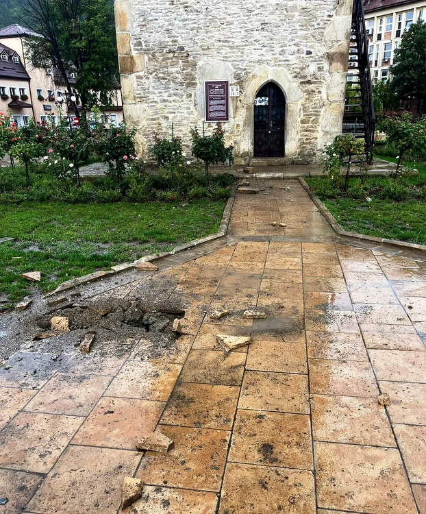 Descărcarea electrică a dislocat pavajul din fața turnului FOTO Prefectura Neamț