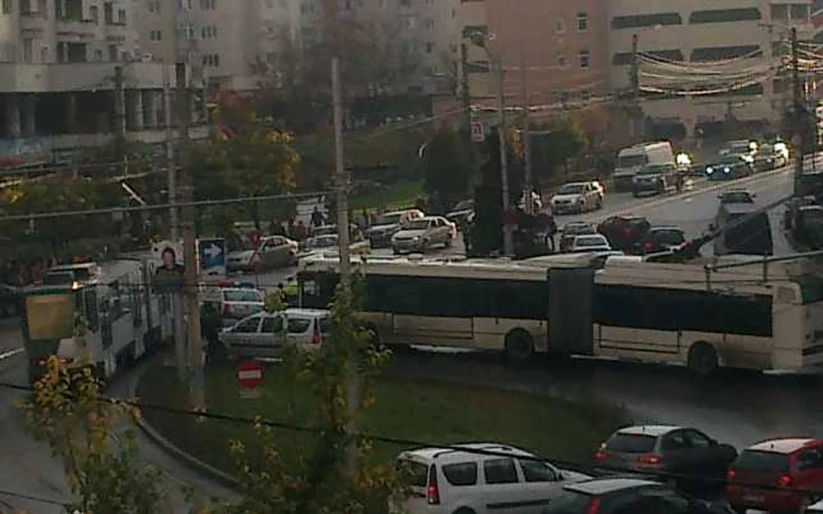 Maşina poliţiei a fost avariată FOTO: Remus Florescu