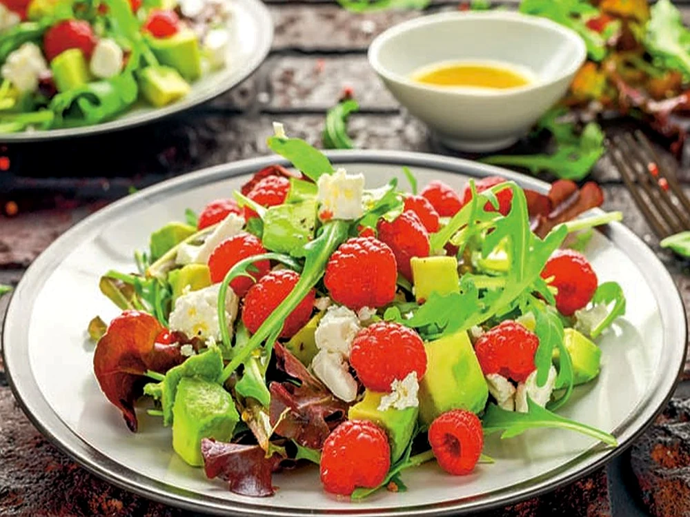 salata de avocado cu zmeura jpg