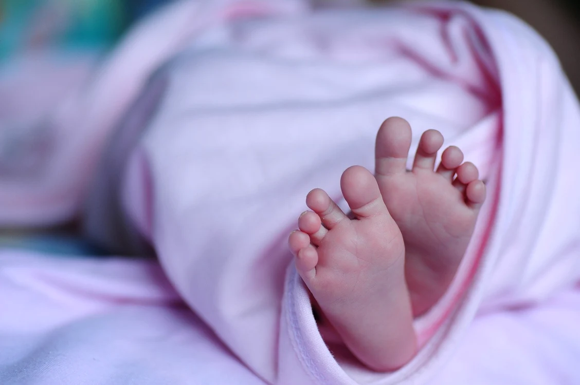 
    Mama bebeluşului ar fi stat peste copil în patfoto: Pixabay  