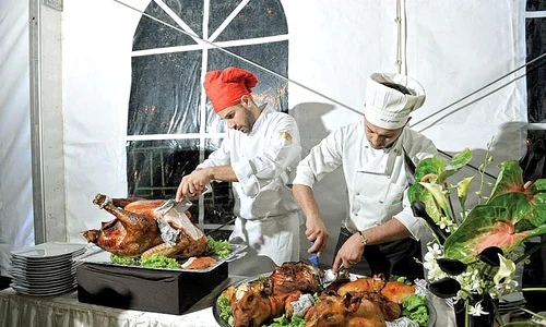 Un porcuşor de lapte umplut costă 500 de lei/10 kg jpeg