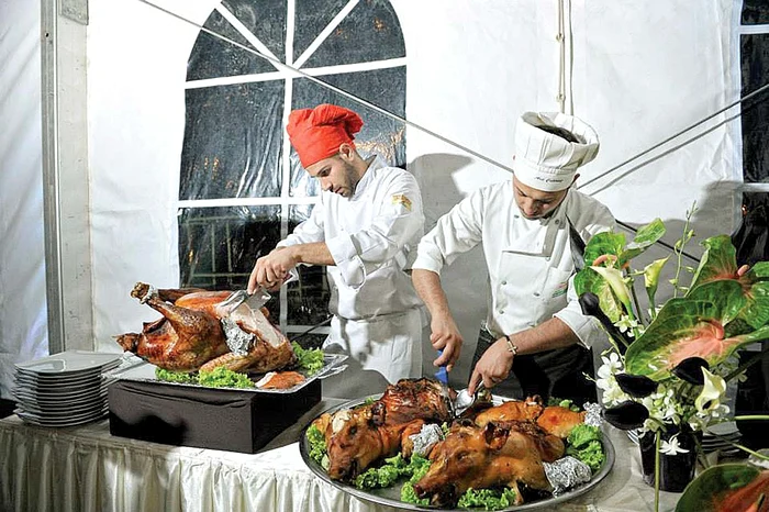 Un porcuşor de lapte umplut costă 500 de lei/10 kg