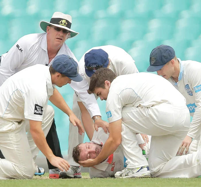 
    Jucătorul a căzut în stare  de inconştienţă la câteva  secunde după impact.  Două zile mai târziu  a decedat în spitalul  din SydneyFoto: Gulliver/ GettyImages  
