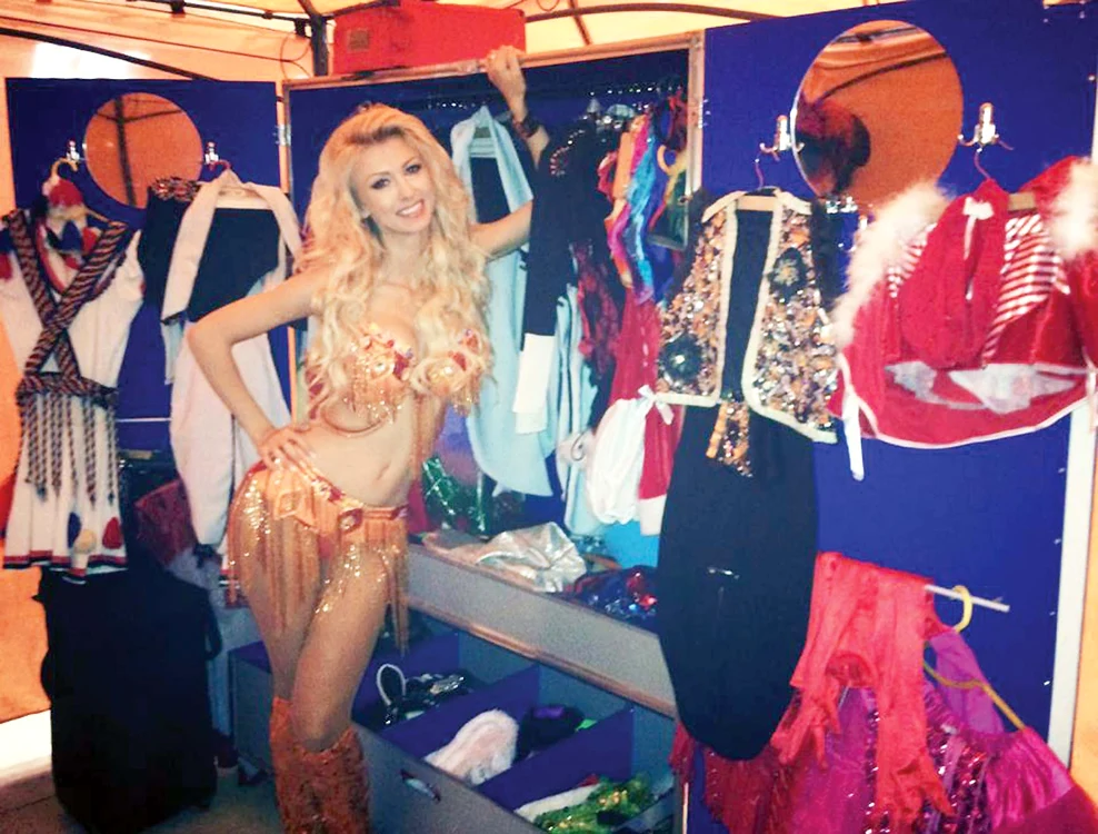 
    1.800 €, reducere de la 2.500 €. Andreea Bălan a cântat pe 6 no­­iembrie, la Balul Colegiului Ion Luca Caragiale din Ploieşti. Ea a schimbat 10 ţinute sexy.foto: arhivă personală  