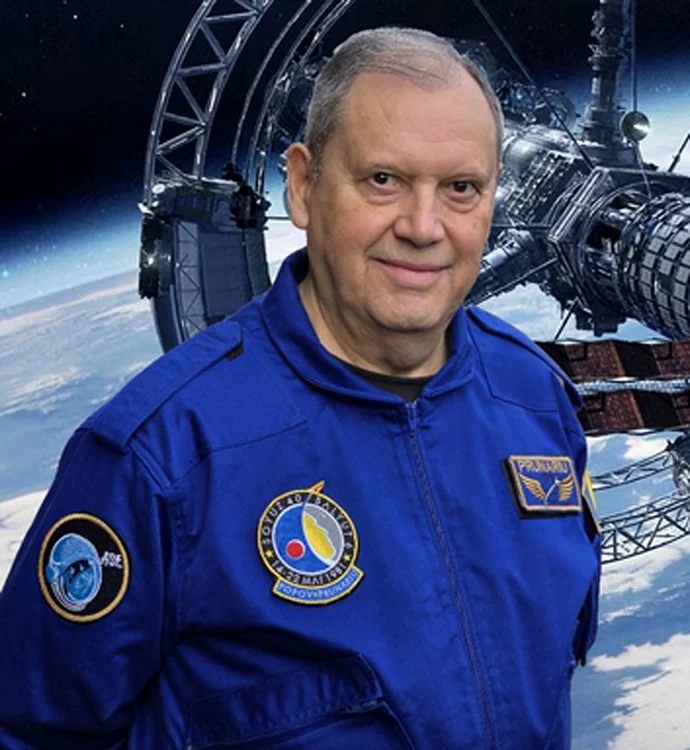 Dumitru Prunariu  a dat ieri  autografe la standul Tarom